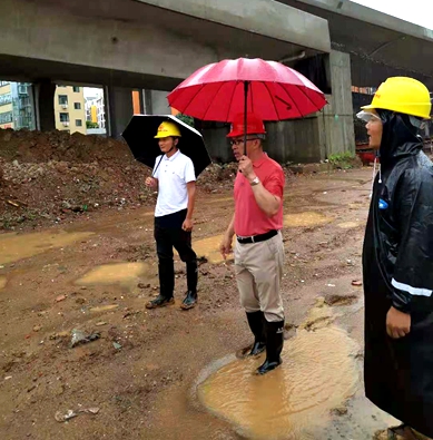 心系工地，夜不能寐——集團董事長孔德穩(wěn)冒雨到十八大項目現(xiàn)場檢查指導工作