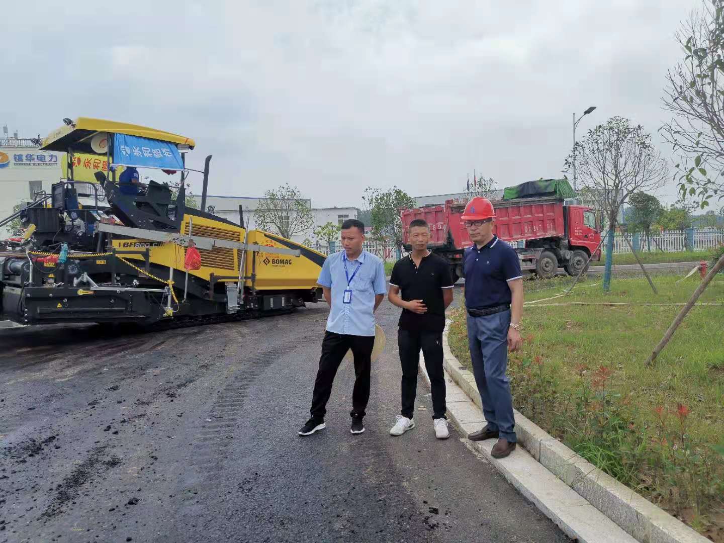 建設精品工程，鑄就行業(yè)名片，集團董事長孔德穩(wěn)蒞臨舜宇光學路面工程檢查指導工作