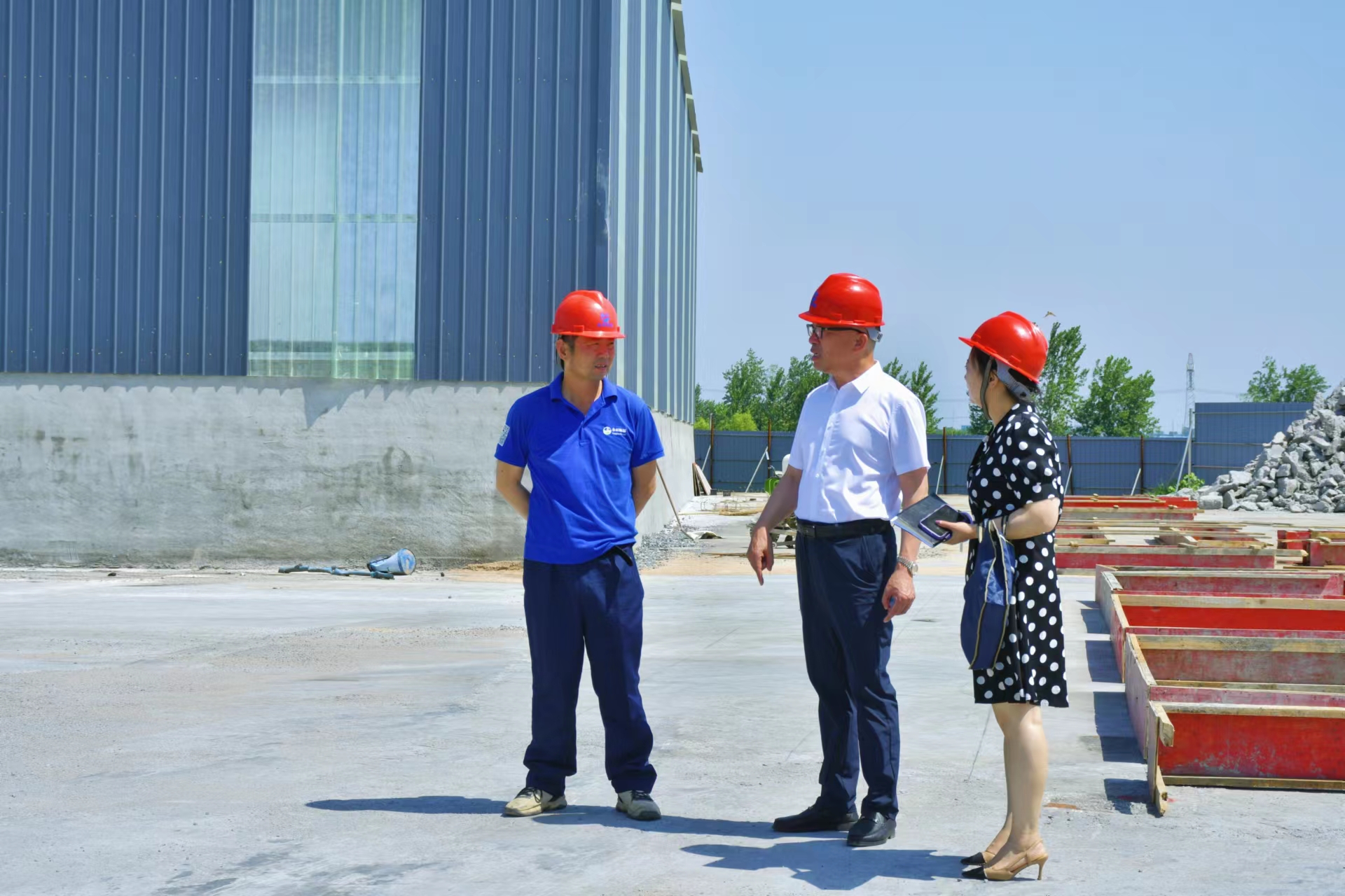 河南永和建設(shè)集團(tuán)董事長孔德穩(wěn)視察了集團(tuán)旗下分公司城陽城瀝青混凝土拌合站項(xiàng)目，并作出了重要指示