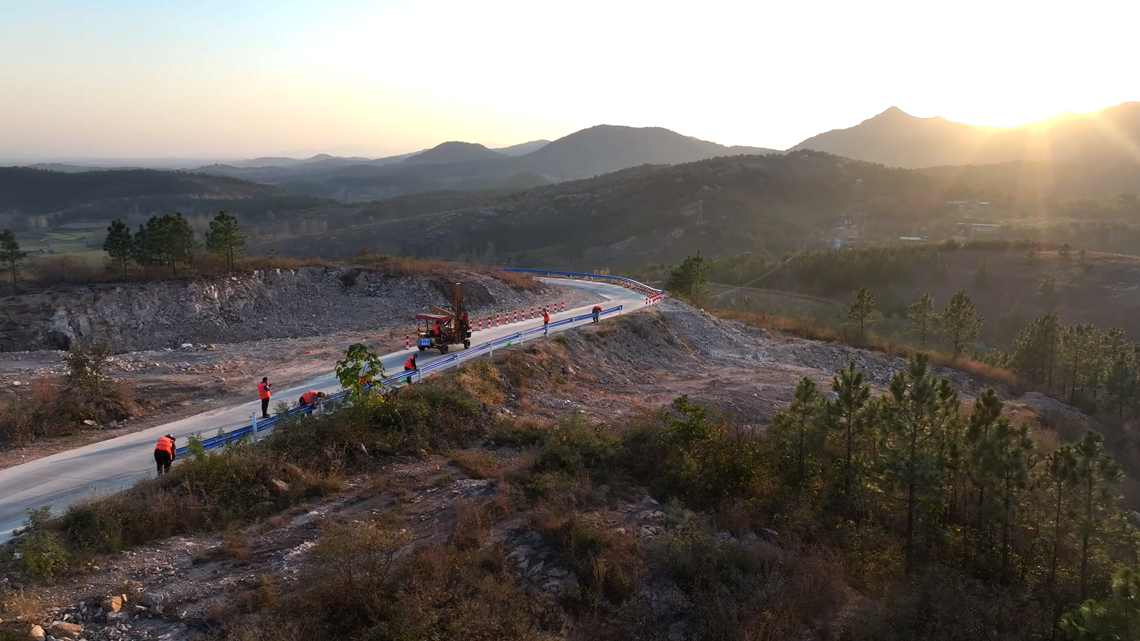 公路更安全、道路更暢安 ——振和交安農(nóng)村公路安防工程施工