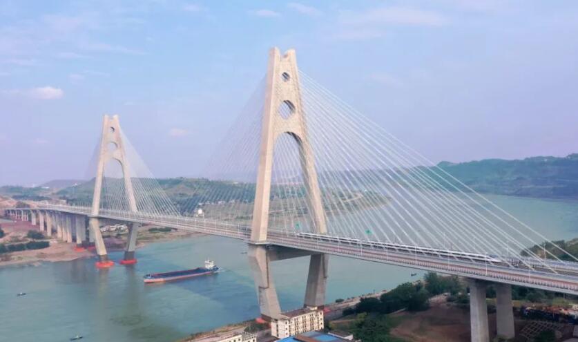 世界首座采用公路和高鐵同層！試驗列車駛過臨港公鐵兩用長江大橋